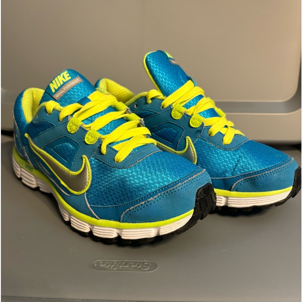 Nike Dual Fusion Athletic Snakers